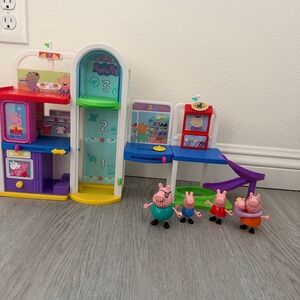 Peppa Pig Shopping Mall Playset with Figures Working Elevator